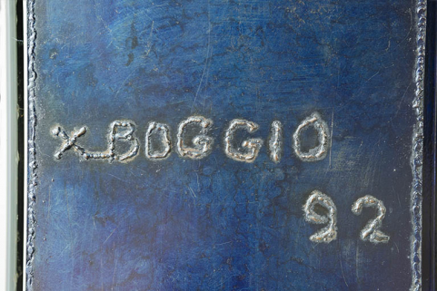 Signature et date sur la sculpture le long de la rue. © Région Bourgogne-Franche-Comté, Inventaire du patrimoine