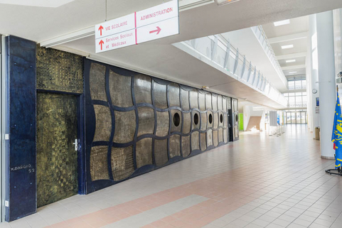 Vue d'ensemble de la sculpture le long de la rue. © Région Bourgogne-Franche-Comté, Inventaire du patrimoine