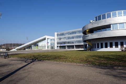 La place-parvis et la tour depuis le sud-ouest. © Région Bourgogne-Franche-Comté, Inventaire du patrimoine