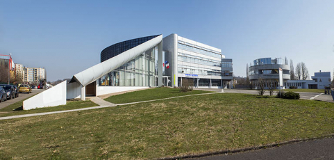 Place-parvis, entrée, tour des classes préparatoires et pignon nord des logements. © Région Bourgogne-Franche-Comté, Inventaire du patrimoine