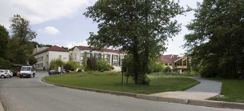 Angle nord-ouest de l'administration et des logements et vue d'ensemble.  © Région Bourgogne-Franche-Comté, Inventaire du patrimoine
