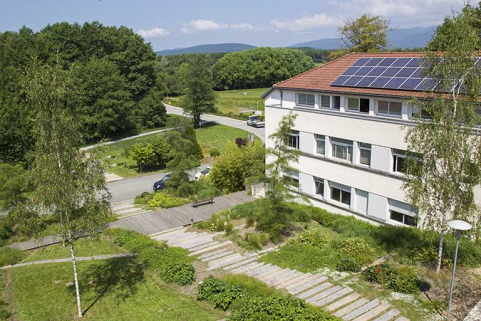Escalier le long de la façade sud de l'administration et vue sur le nord-ouest. © Région Bourgogne-Franche-Comté, Inventaire du patrimoine