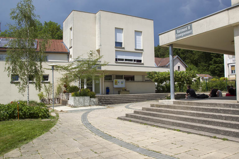 L'entrée du lycée entre la façade sud de l'administration et des logements et l'angle nord-ouest de l'externat. © Région Bourgogne-Franche-Comté, Inventaire du patrimoine