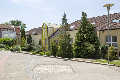 Façade est de l'externat bordant la cour à l'ouest. © Région Bourgogne-Franche-Comté, Inventaire du patrimoine