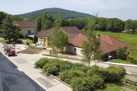 Vue d'ensemble de la cantine et de l'externat sud-ouest depuis le nord-est. © Région Bourgogne-Franche-Comté, Inventaire du patrimoine
