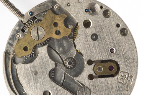 1er mouvement, côté cadran : mécanisme du remontoir. A droite, le logo de la société A. Schild SA. © Région Bourgogne-Franche-Comté, Inventaire du patrimoine