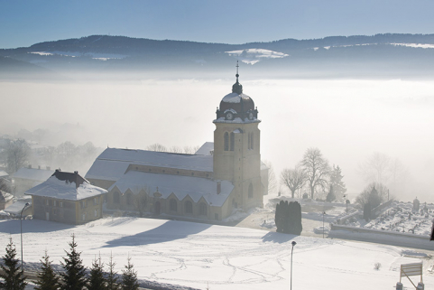 L'église en hiver par temps de brouillard, vues depuis la rue de la Côte. © Région Bourgogne-Franche-Comté, Inventaire du patrimoine