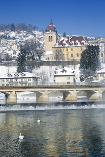 L'église en hiver, depuis les berges du Doubs en aval du pont. © Région Bourgogne-Franche-Comté, Inventaire du patrimoine