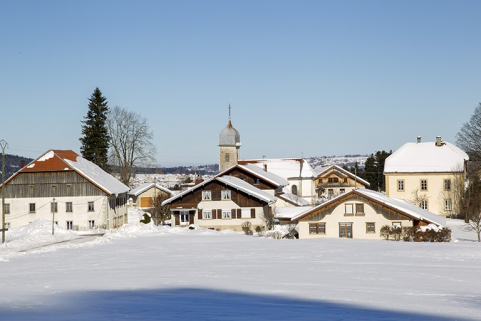 Vue d'ensemble, avec le hameau. © Région Bourgogne-Franche-Comté, Inventaire du patrimoine