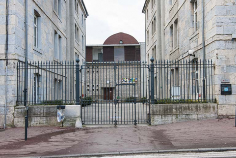 Grille d'entrée donnant sur la place. © Région Bourgogne-Franche-Comté, Inventaire du patrimoine
