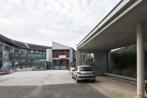 La cour, la passerelle et le pignon nord du restaurant d'application vues depuis le nord. © Région Bourgogne-Franche-Comté, Inventaire du patrimoine