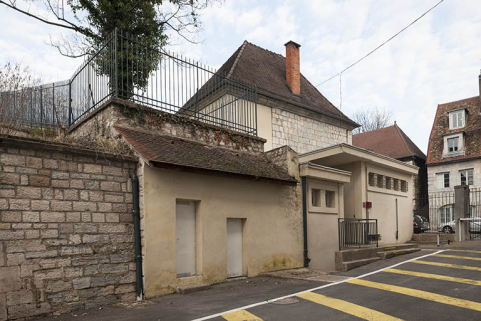 Façade est sur cour de l'ancien corps de garde et des bâtiments adjacents, vus de trois-quart. © Région Bourgogne-Franche-Comté, Inventaire du patrimoine