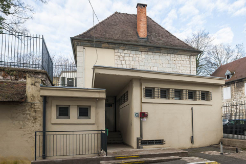 Façade est sur cour de l'ancien corps de garde et des bâtiments adjacents, vus de face. © Région Bourgogne-Franche-Comté, Inventaire du patrimoine