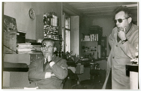 Une petite affaire : Jacques Donzé et son frère dans leur atelier d'horlogerie (12 Rue Neuve), juin 1979. © Région Bourgogne-Franche-Comté, Inventaire du patrimoine Une petite affaire : Jacques Donzé et son frère dans leur atelier d'horlogerie (12 Rue Neuve), juin 1979. © Région Bourgogne-Franche-Comté, Inventaire du patrimoine