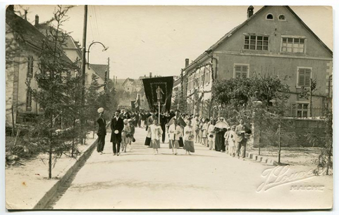 [Procession pour l'inauguration de la chapelle Sainte-Thérèse passant devant le 45 Grande Rue, le 3 juin 1929]. © Région Bourgogne-Franche-Comté, Inventaire du patrimoine