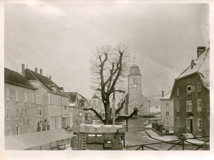 Place de Charquemont avant 1913, limite 19e siècle 20e siècle. A droite l'ancien café de la Liberté. © Région Bourgogne-Franche-Comté, Inventaire du patrimoine