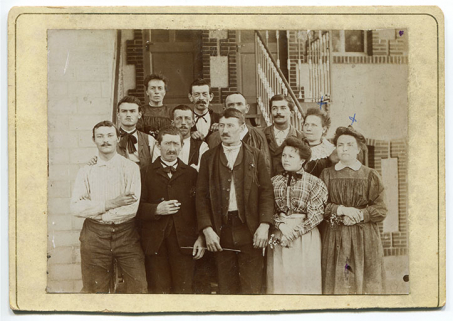 Une partie du personnel d'une entreprise importante (usine d'ébauches de montres et de montres Guillaume, 13-15 Grande Rue), décennie 1910 ? © Région Bourgogne-Franche-Comté, Inventaire du patrimoine Une partie du personnel d'une entreprise importante (usine d'ébauches de montres et de montres Guillaume, 13-15 Grande Rue), décennie 1910 ? © Région Bourgogne-Franche-Comté, Inventaire du patrimoine