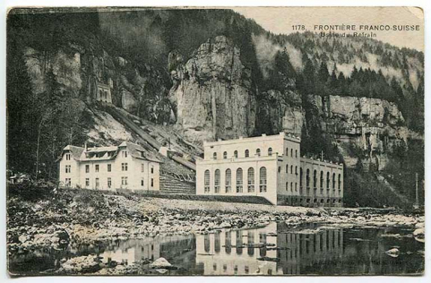 1178. Frontière Franco-Suisse. Usine du Refrain [logements et centrale depuis le sud (amont)], carte postale, décennies 1910-1920 (avant 1917). © Région Bourgogne-Franche-Comté, Inventaire du patrimoine