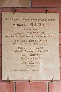 Plaque commémorative de la dénomination du lycée. © Région Bourgogne-Franche-Comté, Inventaire du patrimoine