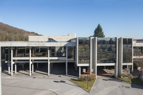 Façade sud du bâtiment d'accueil, préau. © Région Bourgogne-Franche-Comté, Inventaire du patrimoine