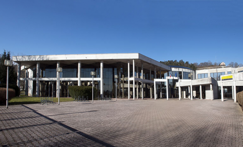 Cour d'accès et entrée depuis l'est. © Région Bourgogne-Franche-Comté, Inventaire du patrimoine