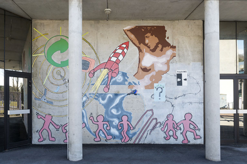 Détail d'un mur peint sur la façade ouest du forum. © Région Bourgogne-Franche-Comté, Inventaire du patrimoine