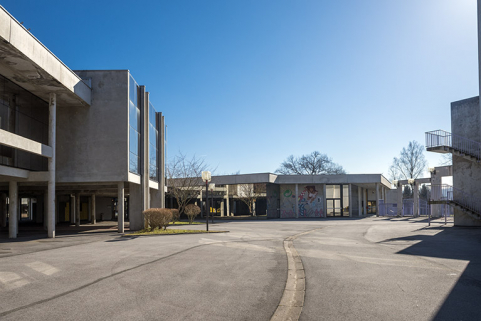 Depuis l'ouest de la cour, vue sur le forum et l'accueil. © Région Bourgogne-Franche-Comté, Inventaire du patrimoine
