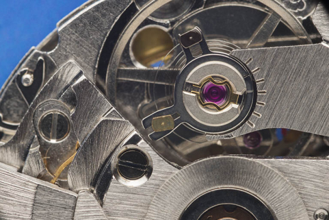 Détail de la face côté ponts : amortisseur de chocs Incabloc, raquette et balancier-spiral. © Région Bourgogne-Franche-Comté, Inventaire du patrimoine