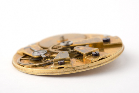 Ebauche vue de profil, avec les ponts sur sa face supérieure. © Région Bourgogne-Franche-Comté, Inventaire du patrimoine