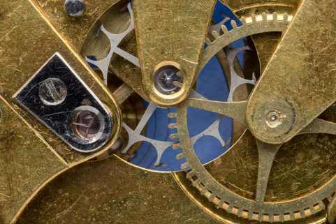 Détail de la face côté cadran : de gauche à droite, rubis servant de contre-pivot au cylindre, roue de cylindre côté pignon, roue des secondes. © Région Bourgogne-Franche-Comté, Inventaire du patrimoine