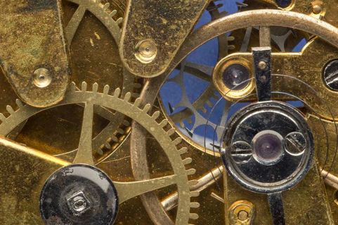 Détail de la face côté ponts : roue des minutes à gauche, balancier-spiral et raquette à gauche (vue rapprochée). © Région Bourgogne-Franche-Comté, Inventaire du patrimoine