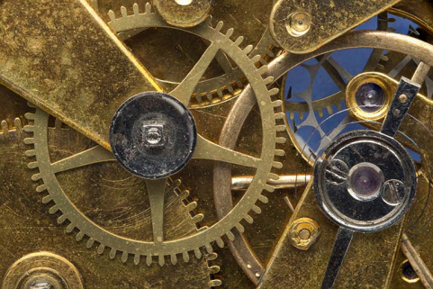 Détail de la face côté ponts : roue des minutes à gauche, balancier-spiral et raquette à gauche. © Région Bourgogne-Franche-Comté, Inventaire du patrimoine