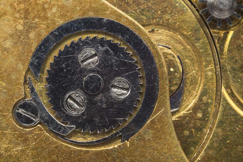 Détail de la face côté cadran : cliquet et roue d'encliquetage du barillet. © Région Bourgogne-Franche-Comté, Inventaire du patrimoine