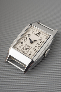 Montre homme rectangulaire, avec cadran des secondes à 6 heures. © Région Bourgogne-Franche-Comté, Inventaire du patrimoine