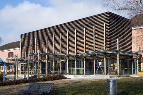Vue rapprochée de trois-quart de l'entrée sur la façade antérieure sud-est des services communs. © Région Bourgogne-Franche-Comté, Inventaire du patrimoine