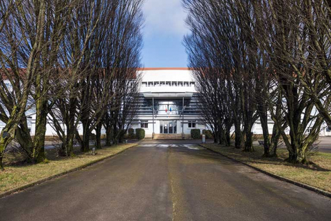 L'allée de l'entrée principale vers la façade sud-est de l'administration. © Région Bourgogne-Franche-Comté, Inventaire du patrimoine