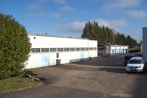 Façades sud-est des ateliers au nord-ouest de la parcelle, derrière les services communs, vus de l'ouest. © Région Bourgogne-Franche-Comté, Inventaire du patrimoine