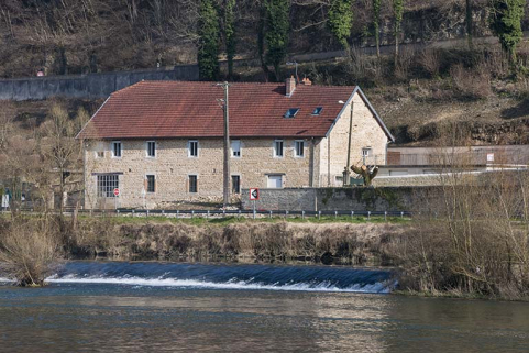 Bâtiment abritant des logements, les écuries et remises. © Région Bourgogne-Franche-Comté, Inventaire du patrimoine