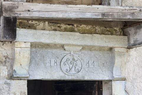 Mur-pignon ouest. Détail du linteau. © Région Bourgogne-Franche-Comté, Inventaire du patrimoine