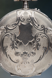 Décor d'un fond de boîte. L'écusson permet de graver les initiales du propriétaire de la montre. © Région Bourgogne-Franche-Comté, Inventaire du patrimoine