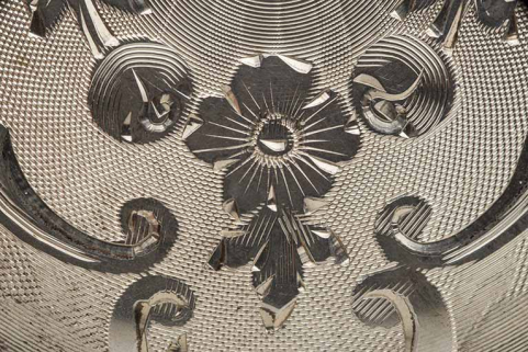 Détail de la gravure d'un fond de boîte : motif végétal. © Région Bourgogne-Franche-Comté, Inventaire du patrimoine