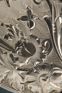 Détail de la gravure d'un fond de boîte. © Région Bourgogne-Franche-Comté, Inventaire du patrimoine