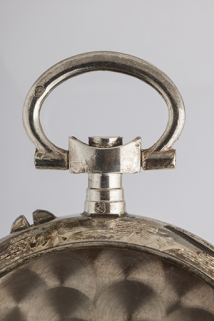 Poinçon de garantie insculpé sur la bélière et sur la tête du pendant  © Région Bourgogne-Franche-Comté, Inventaire du patrimoine