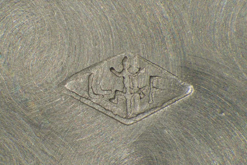 Poinçon de maître de la société Lévy Frères : un lézard entre les lettres L et F. © Région Bourgogne-Franche-Comté, Inventaire du patrimoine