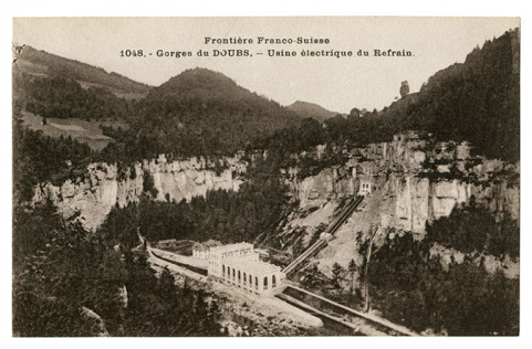 1048. -  Frontière Franco-Suisse. Gorges du Doubs. - Usine Électrique du Refrain [vue plongeante sur la centrale depuis le nord-est (aval)], carte postale, décennies [1910-1920]. © Région Bourgogne-Franche-Comté, Inventaire du patrimoine