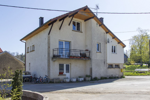 Façade antérieure, de trois quarts gauche. © Région Bourgogne-Franche-Comté, Inventaire du patrimoine Façade antérieure, de trois quarts gauche. © Région Bourgogne-Franche-Comté, Inventaire du patrimoine
