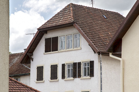 Façade postérieure : fenêtres de l'étage carré et de l'étage en surcroît. © Région Bourgogne-Franche-Comté, Inventaire du patrimoine Façade postérieure : fenêtres de l'étage carré et de l'étage en surcroît. © Région Bourgogne-Franche-Comté, Inventaire du patrimoine
