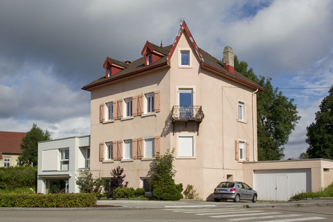 Vue d'ensemble, depuis le sud-est (façades antérieure et latérale droite). © Région Bourgogne-Franche-Comté, Inventaire du patrimoine Vue d'ensemble, depuis le sud-est (façades antérieure et latérale droite). © Région Bourgogne-Franche-Comté, Inventaire du patrimoine