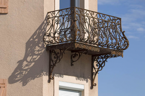 Balcon sur le pan coupé. © Région Bourgogne-Franche-Comté, Inventaire du patrimoine Balcon sur le pan coupé. © Région Bourgogne-Franche-Comté, Inventaire du patrimoine