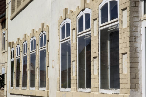 Façade antérieure : fenêtres multiples du rez-de-chaussée vue en enfilade. © Région Bourgogne-Franche-Comté, Inventaire du patrimoine Façade antérieure : fenêtres multiples du rez-de-chaussée vue en enfilade. © Région Bourgogne-Franche-Comté, Inventaire du patrimoine